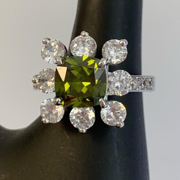 Emerald green & Crystal Cocktail Ring 6 3/4 - Picture 2 of 8